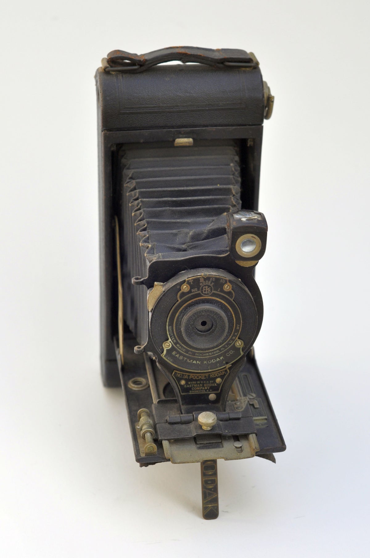Kodak’s First Folding Camera: The Moment Portability Changed Photography Forever