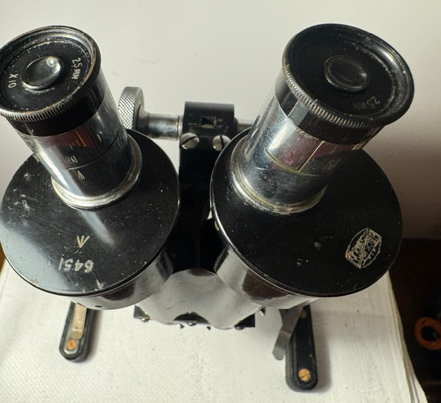 R & J Beck Stereoscopic microscope 1872, War office marking