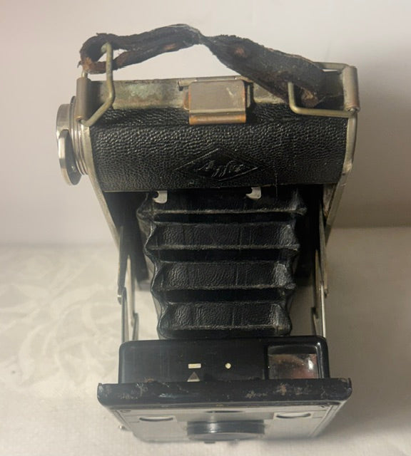 Vintage Kodak soix-20 Brownie folding camera