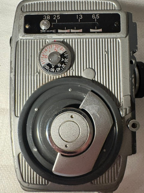 Vintage Yashica 8 Cine Camera 1950s — 8mm, Clockwork Spring Motor